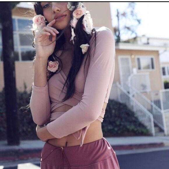 ✨Revolve Selkie Wrap Crop Top California Rib Bunny Ballerina Stone Sz Medium✨ - Picture 1 of 6